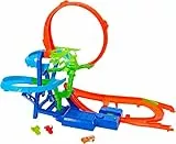 Hot Wheels Choque en el aire Conjunto de pista y coche de juguete, pista de acrobacias con un coche metálico a escala 1:64 con propulsor motorizado para correr y realizar acrobacias sin parar, JKJ78