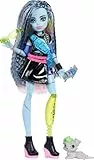 Monster High Frankie Stein Muñeca con Jersey Corto y Falda Negra de Piel sintética, con su Perrito Watzie y 7 Accesorios, como Auriculares, riñonera y Aperitivos, JHK31