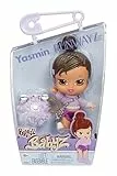 Bratz Muñeca Babyz Runwayz - Yasmin - 1 Muñeca de Moda Coleccionable con un Elegante Conjunto, Muñeca bebé con un Collar Que Sirve de Llavero - Juguete Infantil - para Mayores de 6 años