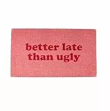 Fisura – Felpudo Original “Better Late Than Ugly” de Coco con Base Antideslizante de PVC. Felpudo Entrada casa. Pintado a Mano. Medidas:70 cm x 40 cm Color Rosa