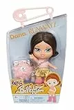Bratz Muñeca Babyz Runwayz - Dana - 1 Muñeca de Moda Coleccionable con un Elegante Conjunto, Muñeca bebé con un Collar Que Sirve de Llavero - Juguete Infantil - para Mayores de 6 años