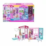 Barbie, Casa amueblada pleglable con cocina, piscina, dormitorio y lavabo con muñeca rubia, Embalaje sostenible, edad recomendada 3 años y más (Mattel GWY84)