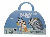 CYPBRANDS Bluey Set de Actividades 52 Piezas en Maleta, papeleria Unisex niños, Azul, Normal