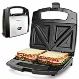 Aigostar Lamo - Sandwichera, 800W, Revestimiento Antiadherente, Libre de BPA, Placas con Forma Triangular, Indicador LED, Asa de Tacto Frío, Almacenamiento Vertical, Color Acero y Negro