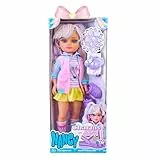Nancy Charms in Style, Muñeca de Estilo Kawaii con Falda de Tablas y Sudadera Estampada, Chaleco y Calcetines hasta la Rodilla, Incluye Zuecos para Charms, +3 años, Famosa (NAC90000)