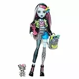 Monster High Muñeca Frankie Stein con mascota perrito Watzie, conjunto vaquero de retales y accesorios de moda, juguete +4 años (HXH73)