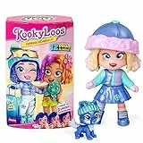 KOOKYLOOS Serie Holiday Yay! – Muñeca sorpresa coleccionable con accesorios de moda, ropa, zapatos y juguetes, con 3 expresiones divertidas