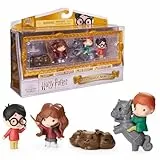Wizarding World, Harry Potter, Conjunto de regalo de escena de Micro Magical Moments con figuras inéditas de Harry, Hermione, Ron y Fluffy y caja de exposición, Juguetes para niños y niñas