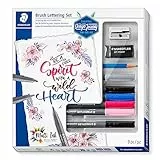 STAEDTLER Brush Lettering Design Journey - Set de 6 rotuladores Pigment Art para Lettering en colores surtidos, 1 lápiz, 1 goma de borrar y 1 afilalápices, 61 371-1