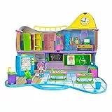 Pinypon - Instituto Nueva York, Recrea Escenas de la Serie PINY, Clase de Instituto, Zona de Descanso y Despacho de la Directora con Accesorios, Forma de Maletín, Famosa (PNP03000)