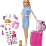 Barbie Muñeca Viajera - Conjunto de Viaje con Maleta Rosa y Perro - Más de 10 Accesorios - Con Pegatinas - Regalo para Niños de 3-7 Años