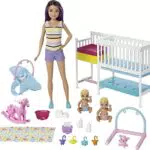 Barbie Skipper Hora de la siesta, Muñeca Canguro con bebés y accesorios