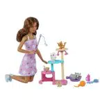 Barbie y sus gatitos Muñeca morena con vestido estampado