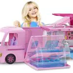 Barbie Supercaravana de Barbie, autocaravana transformable con sorpresas