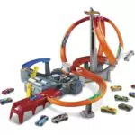 Hot Wheels Pista de coches de juguetes Spin Storm con dos lanzadores y dos loopings