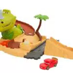 Cars Disney Cars On The Road La aventura del dinosaurio Pista para coches de juguete con 1 Rayo McQueen Dino