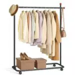 SONGMICS Perchero Metálico con Ruedas y Ganchos, Barra para Colgar Ropa